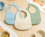 1-Pack 3 Single-pack baby silicone bibs, blue/brown/red, soft, durable, waterproof, stain-resistant, with food collection bag.